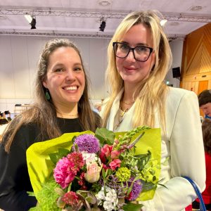 Isabell Rahms mit B-Kandidatin Melissa Enders nach der Nominierung zur Landtagskandidatin für Mainz I – mit Blumenstrauß in der Hand.