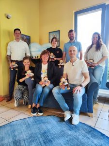 Isabell Rahms mit Round Table Mainz bei der Übergabe von 50 Kuscheläffchen an den Verein Krebskranke Kinder Mainz e.V. bei der Besichtigung des Elternhauses.