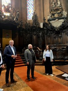 CDU-Landtagskandidatin Isabell Rahms mit Gordon Schnieder und Generalvikar Sebastian Lang im Mainzer Dom