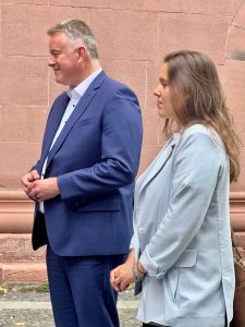 Isabell Rahms und Gordon Schnieder vor dem Mainzer Dom, beide schauen in die gleiche Richtung