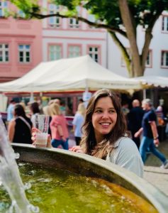 Isabell Rahms beim Mainzer Weinfrühstück am Brunnen auf dem Leichhof neben dem Mainzer Dom.