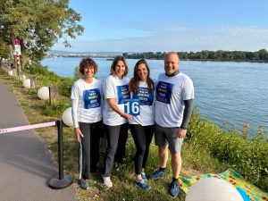 Ruder 4er-Team CDU Courage mit Isabell Rahms beim Benefizrennen „Rudern gegen Krebs“ am Mainzer Bootshaus, im Hintergrund der Rhein.