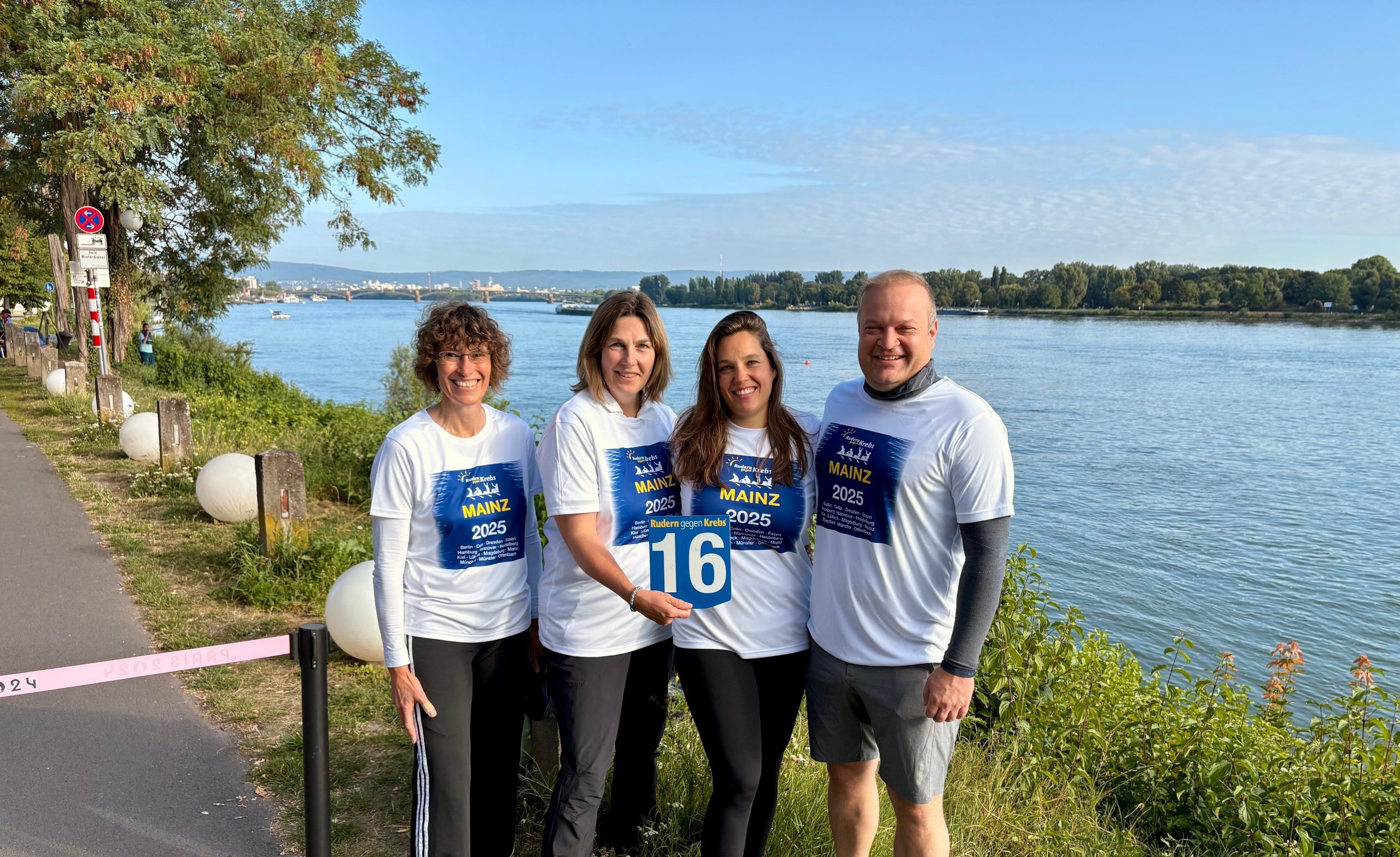 Ruder 4er-Team CDU Courage mit Isabell Rahms beim Benefizrennen „Rudern gegen Krebs“ am Mainzer Bootshaus, im Hintergrund der Rhein.