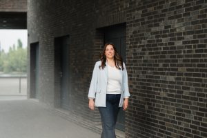 Isabell Rahms, CDU Kandidatin zur Landtagswahl in Mainz Rheinland-Pfalz, im hellen Blazer vor dunkler Wand