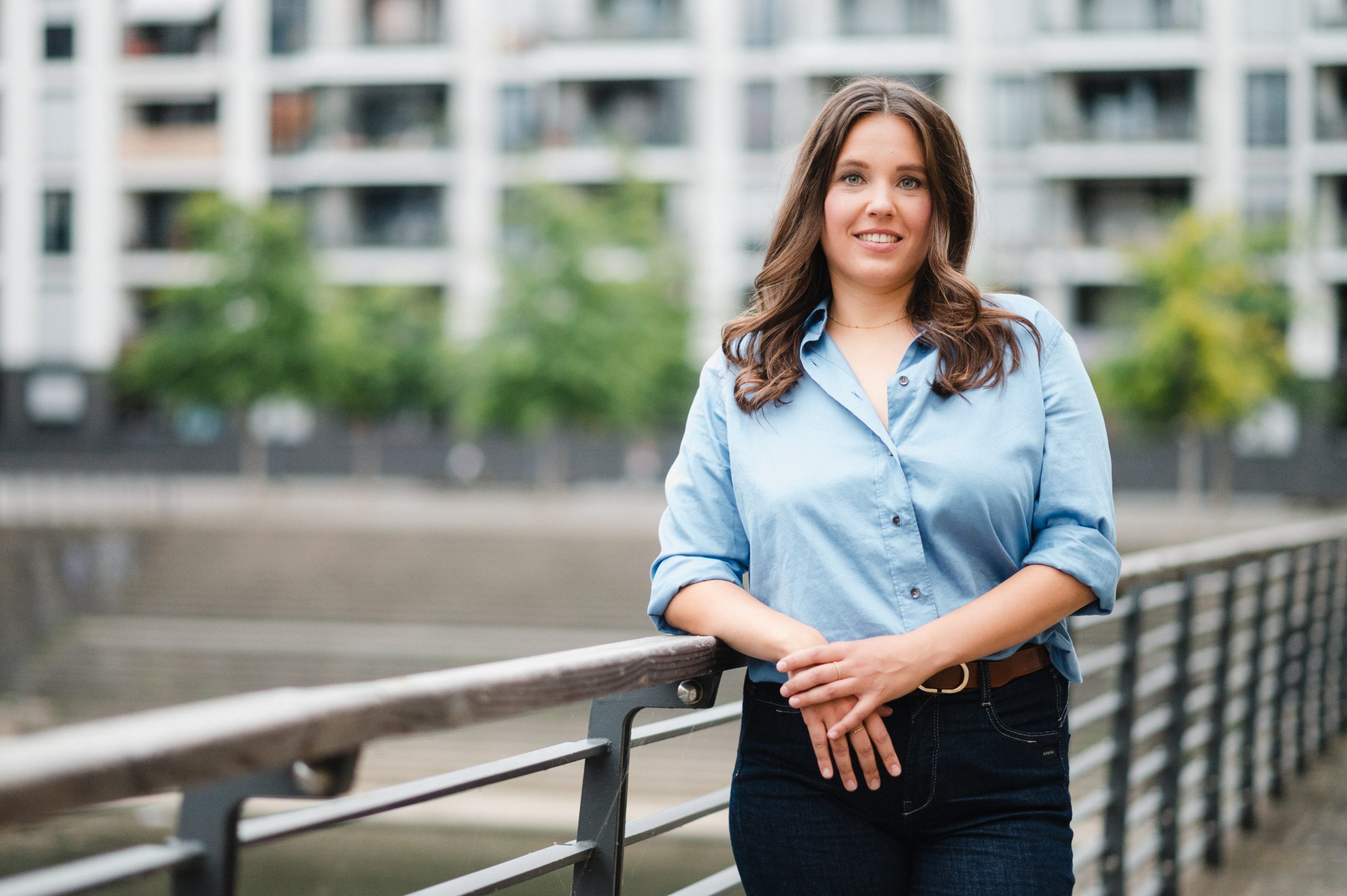 Isabell Rahms, CDU Kandidatin zur Landtagswahl in Mainz Rheinland-Pfalz, im hellblauen Hemd an Geländer gelehnt.