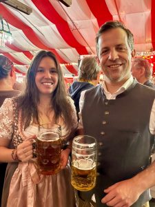 Isabell Rahms und Oberbürgermeister Nino Haase bei der Eröffnung des Mainzer Oktoberfests. Beide stoßen auf den Start des Volksfests an und feiern gemeinsam mit den Gästen.