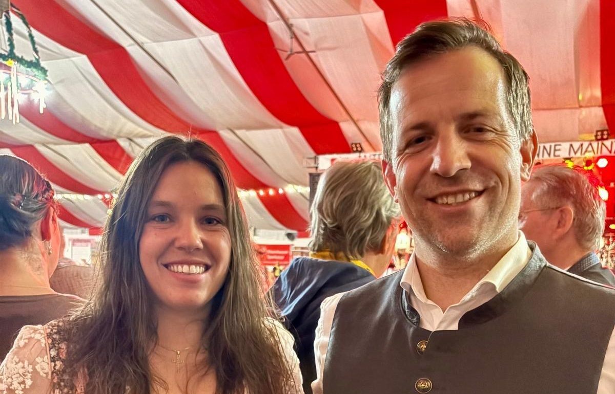 Isabell Rahms und Oberbürgermeister Nino Haase bei der Eröffnung des Mainzer Oktoberfests. Beide stoßen auf den Start des Volksfests an und feiern gemeinsam mit den Gästen.