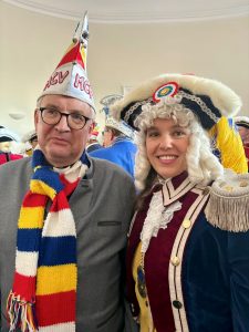 Isabell Rahms und Bischof Peter Kohlgraf beim Fastnachtsauftakt am 11.11.2025 am Schillerplatz in Mainz. Isabell Rahms trägt die Uniform der Mainzer Ranzengarde.