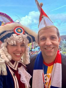 Isabell Rahms und Oberbürgermeister Nino Haase beim 11.11.2025 auf dem Schillerplatz in Mainz – Start der Mainzer Fastnacht. Beide stehen auf dem Balkon des Osteiner Hofs und blicken auf das närrische Treiben. Isabell Rahms trägt die Uniform der Mainzer Ranzengarde. Ein stimmungsvoller Moment voller Mainzer Lebensfreude und Tradition.