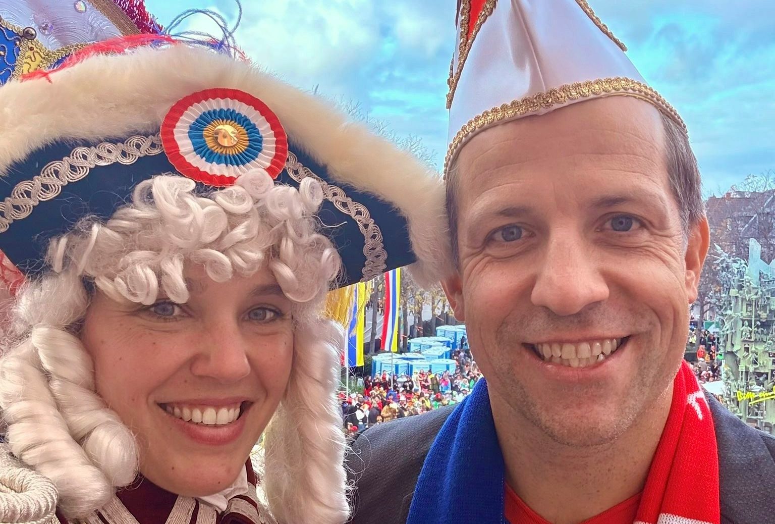 Isabell Rahms und Oberbürgermeister Nino Haase beim 11.11.2025 auf dem Schillerplatz in Mainz – Start der Mainzer Fastnacht. Beide stehen auf dem Balkon des Osteiner Hofs und blicken auf das närrische Treiben. Isabell Rahms trägt die Uniform der Mainzer Ranzengarde. Ein stimmungsvoller Moment voller Mainzer Lebensfreude und Tradition.