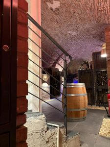 Letzte Station der Stadtführung mit Isabell Rahms und Merkurist im Vinamarium Mainz – Wein, Käsewürfel, Spundekäs und Geschichte im stimmungsvollen Gewölbekeller tief unter der Erde.